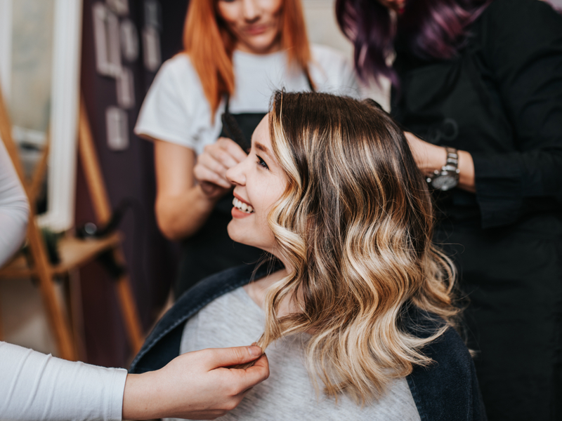 Vrouw met volledige balayage voor een stuk over de verschillen tussen volledige en gedeeltelijke balayage