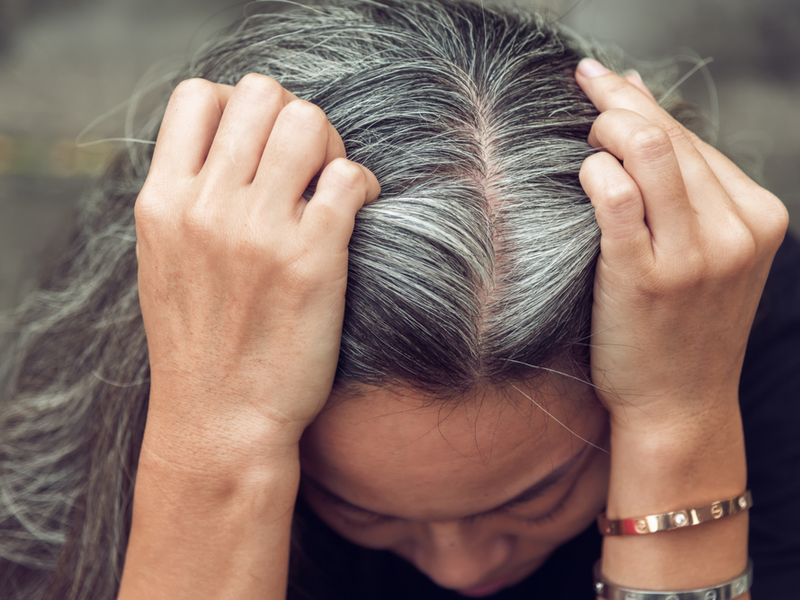 Vrouw vraagt zich af waarom haar grijze haar niet wil verven