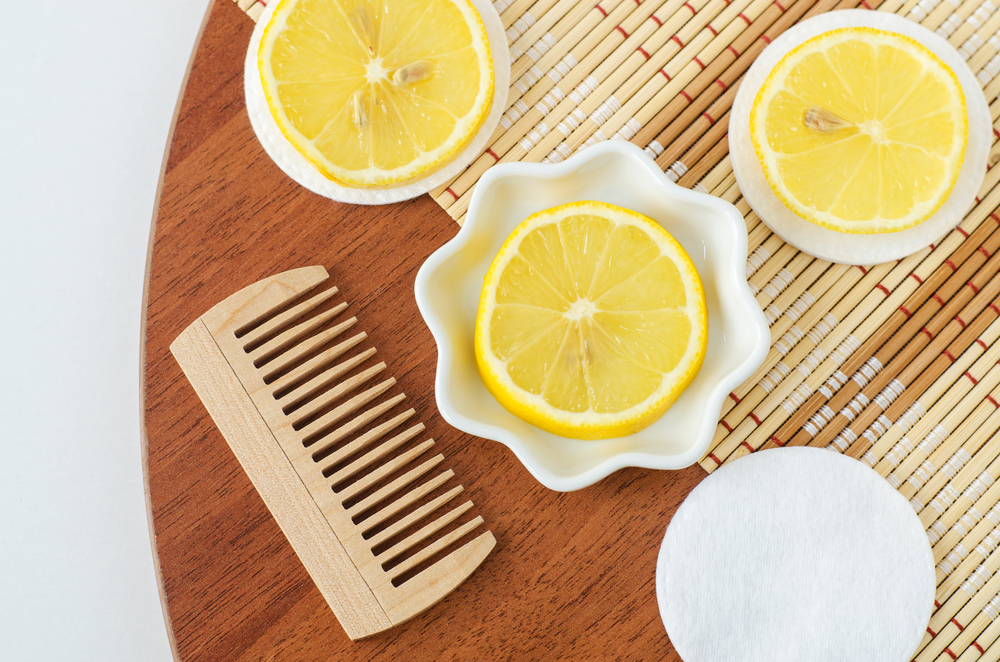Voor een stuk over wat er gebeurt als je schoonmaak bleekmiddel in je haar doet, een paar doorgesneden citroenen op een tafel