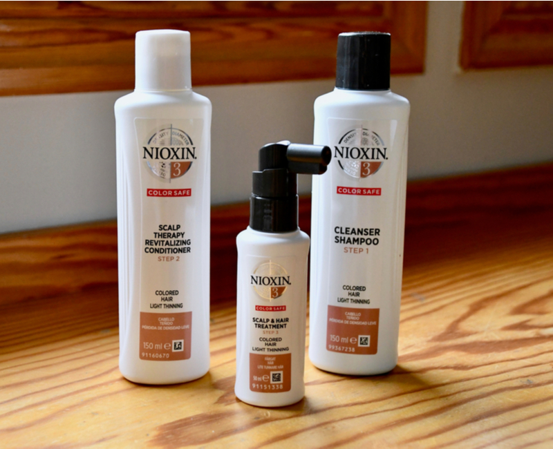 Afbeelding getiteld wat is nioxin shammpoo met 3 flessen op een tafel