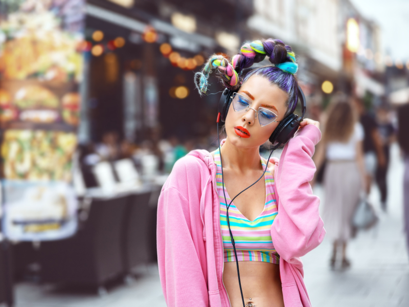 Vrouw met wild avant-garde haar