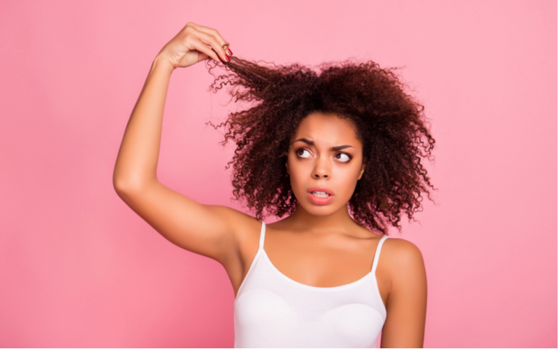 Vrouw met stug haar die baat zou hebben bij een koeienshampoo