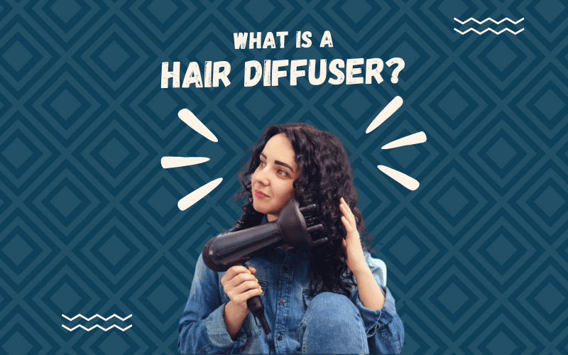 Afbeelding met de titel What Is a Hair Diffuser in roomkleurige letters boven een zwevende afbeelding van een vrouw met krullend haar die een diffuser gebruikt.