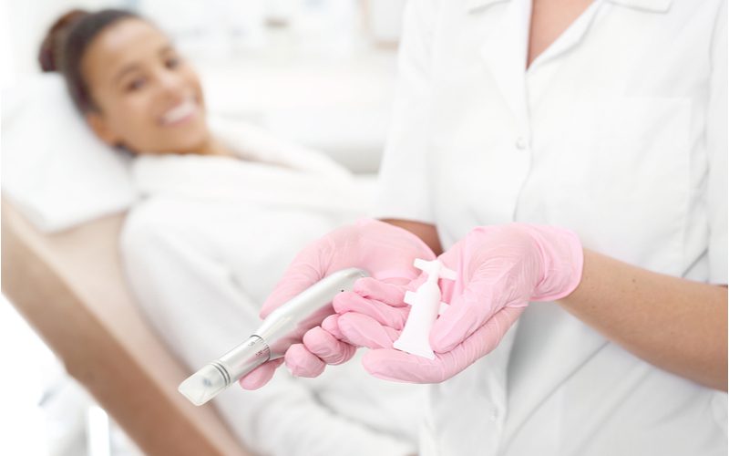 Microneedling voor haaruitval procedure bij een zwarte vrouw