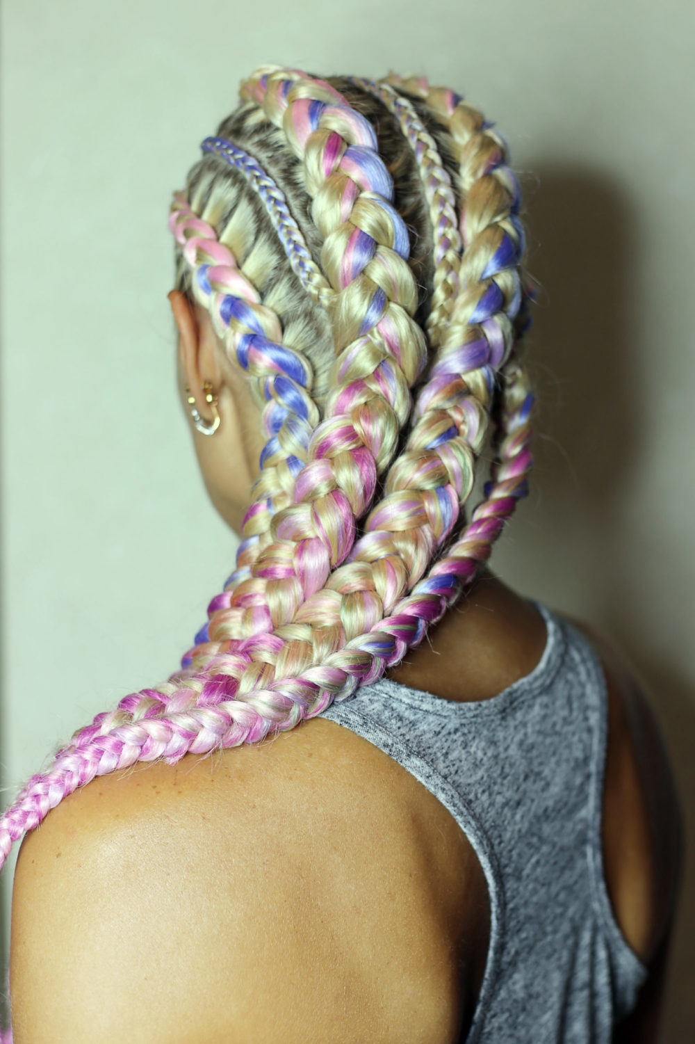 Multi-getextureerde blonde, roze en blauwe Jumbo Cornrow vlechten