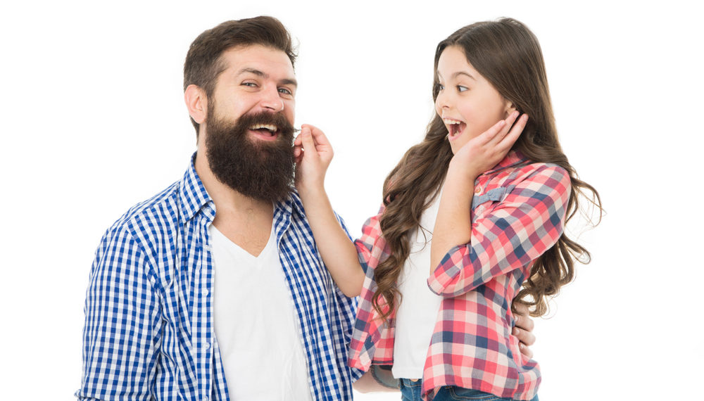 Vrouw vleiend over een man die onze gids leest over hoe lang het duurt om een baard te laten groeien