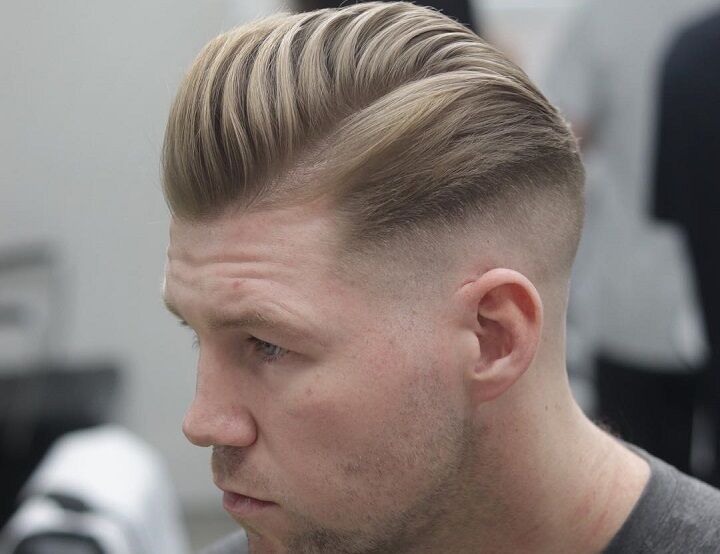 High Skin Fade en overkambare pompadour en scheiding