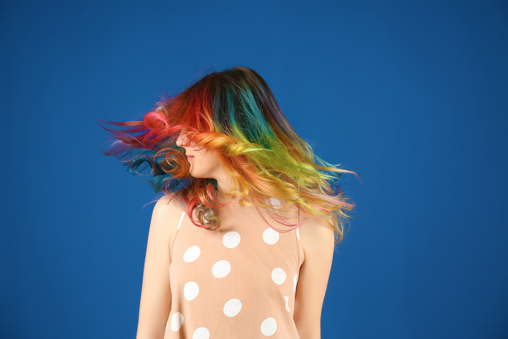 Gedurfd Regenboog Ombre haar op een vrouw in een tan polka dot jurk