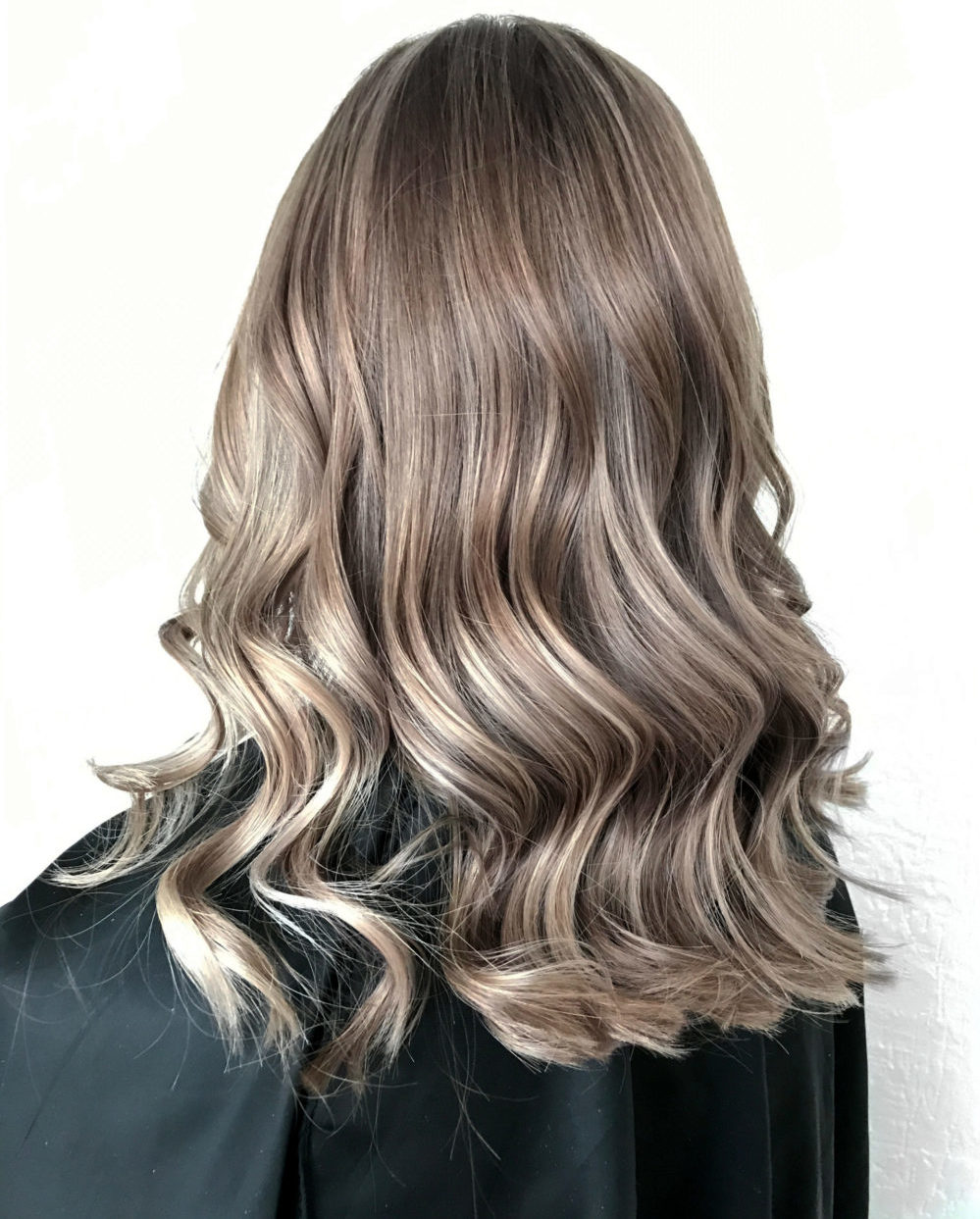 Light Ash Brown With Champagne Blonde Balayage highlights voor bruin haar idee