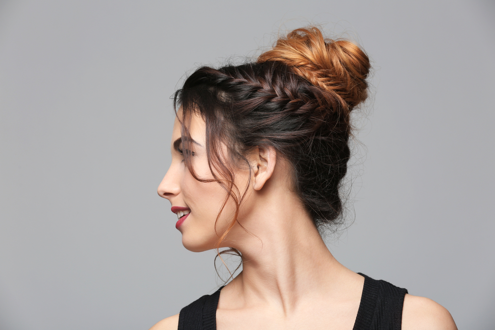 Messy Bun With French Braid Accent, een gemakkelijke updo voor lang haar.