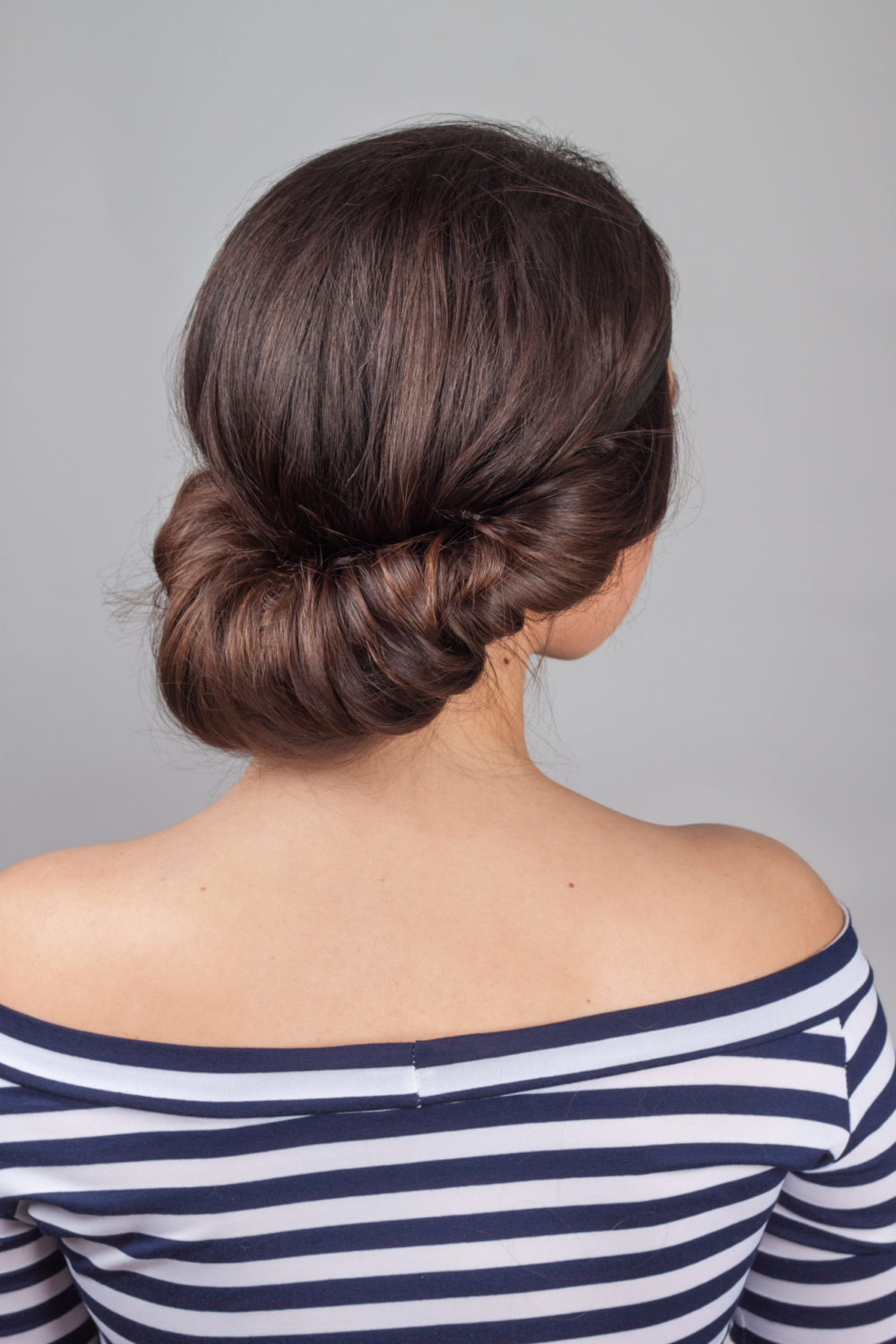 Aanbevolen gemakkelijke updo voor lang haar met een Rolled Grecian Goddess Headband Updo.