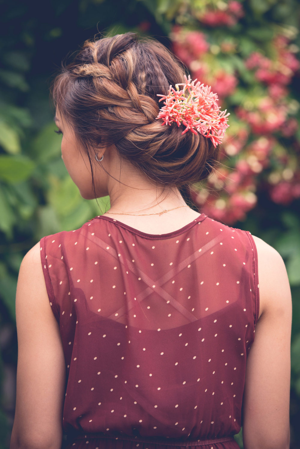 Loose French Braid Rolled Updo, een gemakkelijke updo voor lang haar.