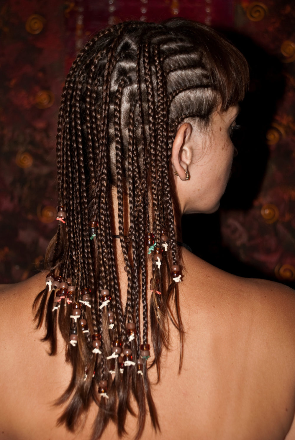 Half-Back Flat Braids With Earthy Beads voor een stuk over vlechten met kralen kapsels