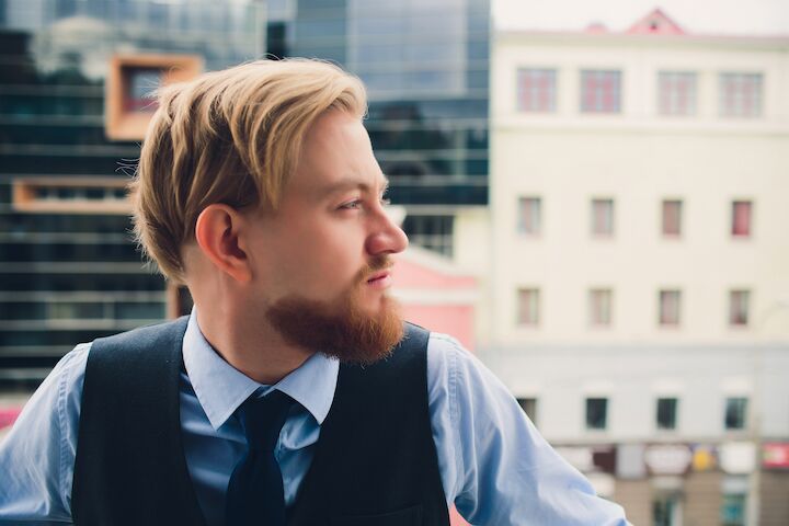 Man met een lang blond kapsel