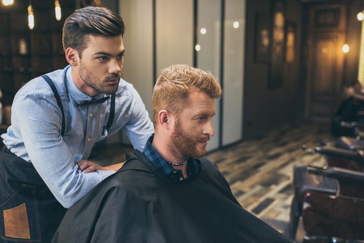 Barber Styling Blond Man's Gevederde Haar