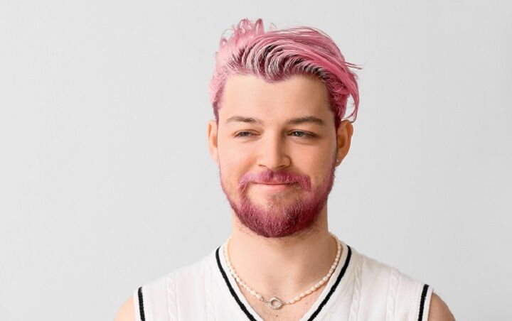 Mannen met roze haar en baard