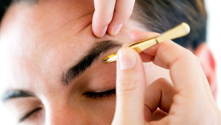 Mannen Tweezing His Brows