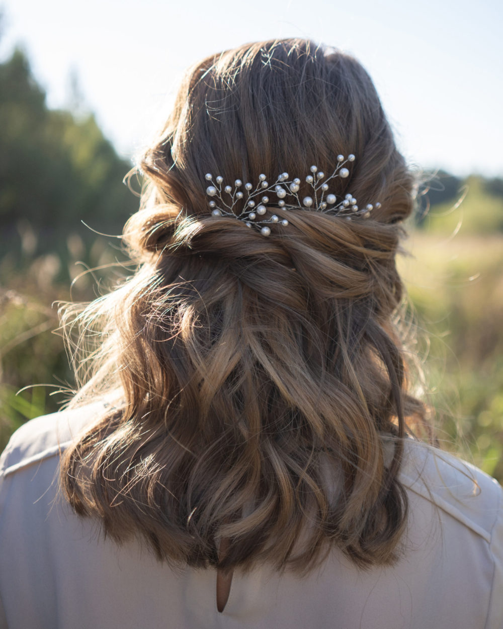 Loose Twisted Half-Up Waves With Pearl Combs, een geweldig kapsel voor de moeder van de bruid.