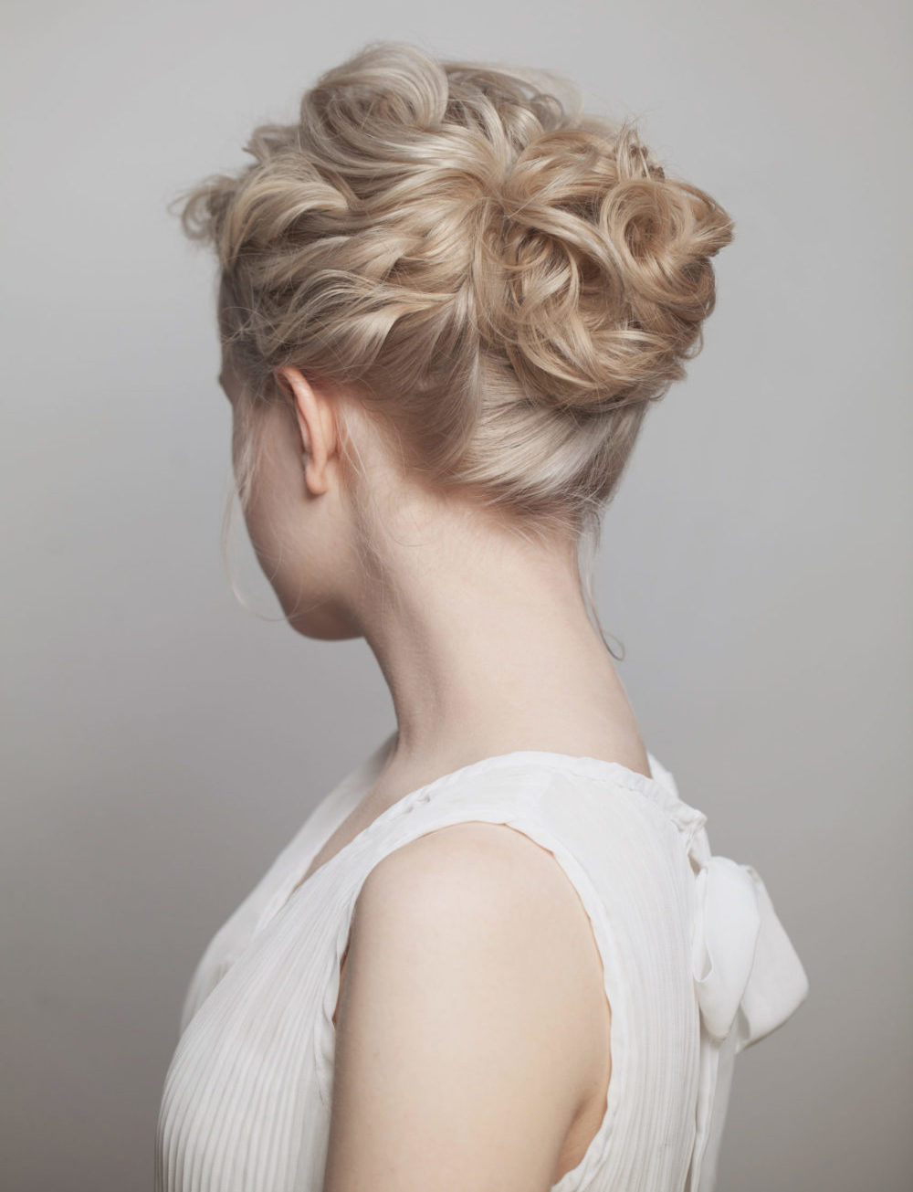 Tousled Pinned Wavy Bun, een van de beste moeder van de bruid kapsels.