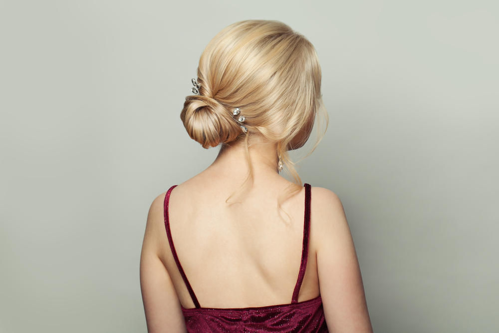 Ingetogen Lage Chignon Met Kristallen Spelden