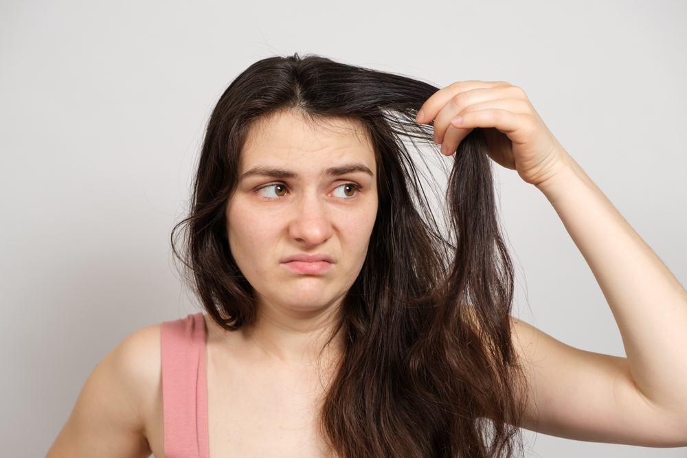 Vrouw vraagt zich af waarom ze zoveel talg in haar haar heeft