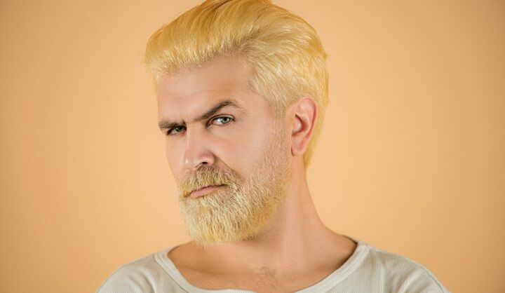 Man met blonde baard en haar