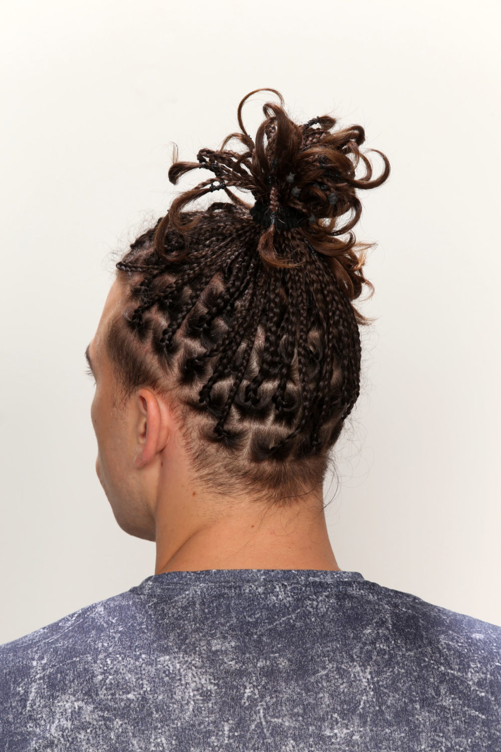 Box Braids With Messy Man Bun voor een roundup van de beste witte mannen gevlochten kapsels.