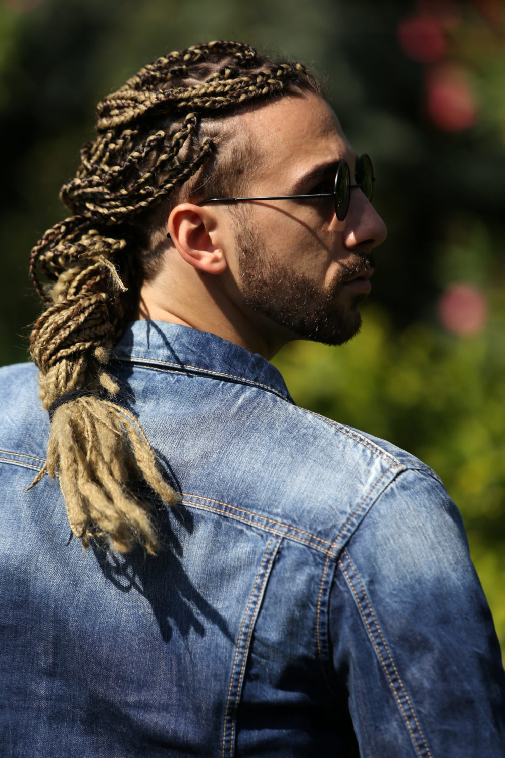 Als uitgelichte afbeelding voor een roundup van de beste vlechten voor blanke mannen, draagt een man een Two-Tone Box Braids in Mega Braid kapsel.