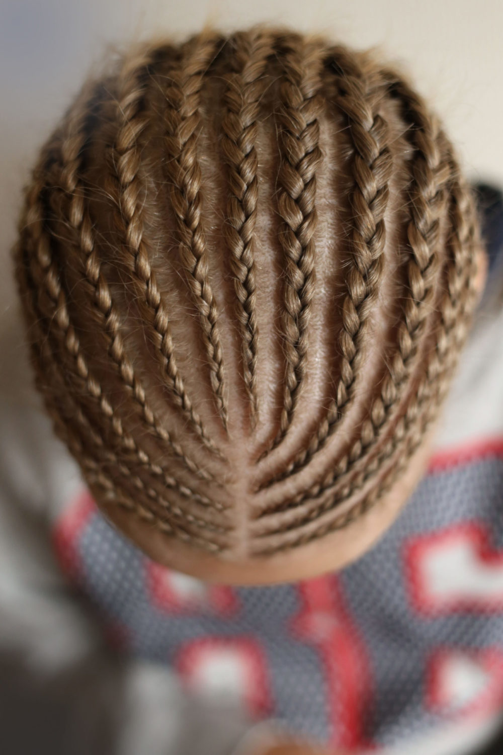 Curved Split Front Flat Braids, een van de beste witte mannen gevlochten kapsels.