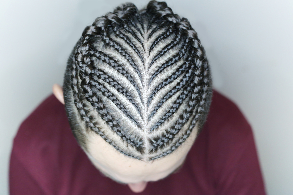 Undercut Diverging Half Crown Braids, een gevlochten kapsel voor blanke mannen waar we van houden.