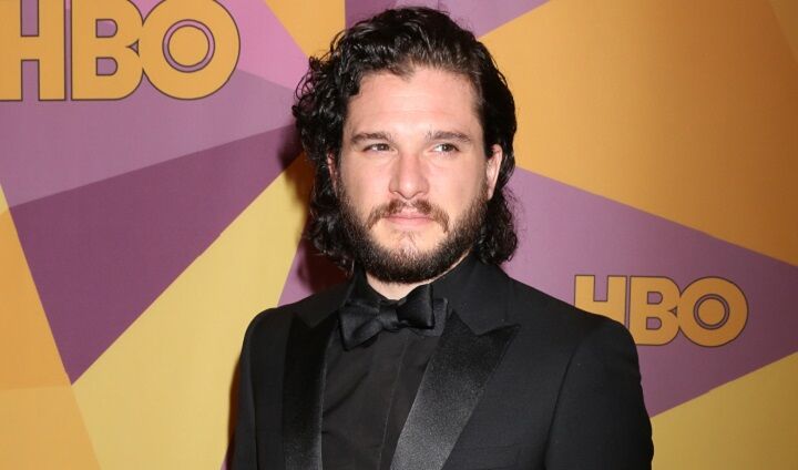 Kit Harrington met baard en krullend haar