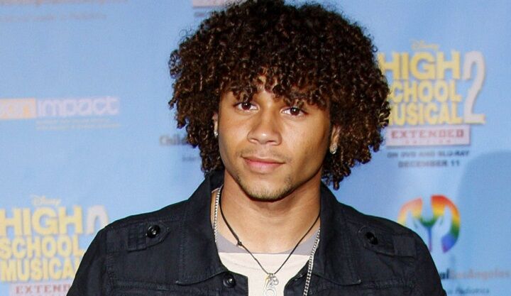 Corbin Bleu krullend kapsel