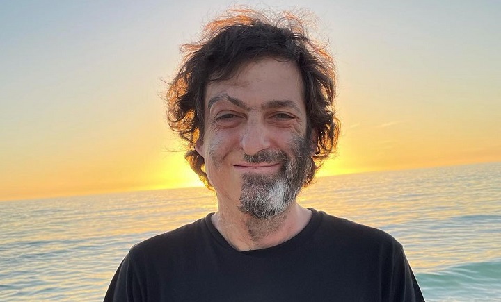 Dan Ariely op het strand tijdens zonsondergang