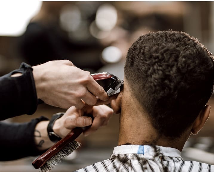 Man knipt zijn haar in een kapperszaak