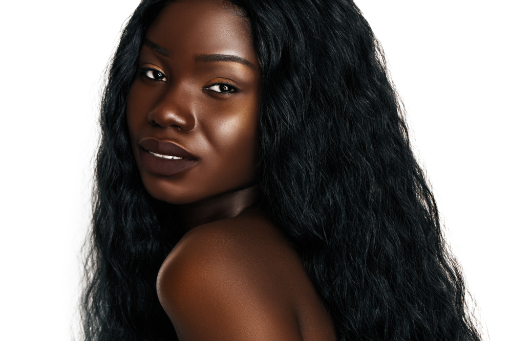 Pure Ebony haarkleur op een vrouw met donkere huid in een studio