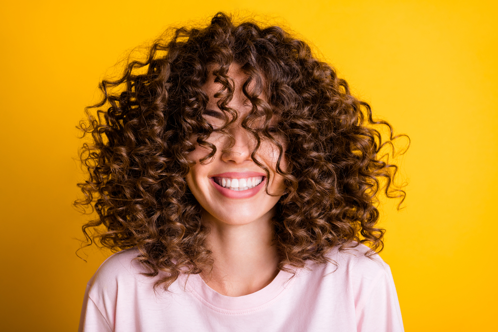 Medium Golden Brown haarkleur voor krullend haar