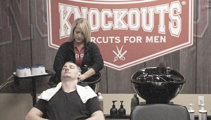 Haarstylisten wassen mannenhaar in Knockouts Salon