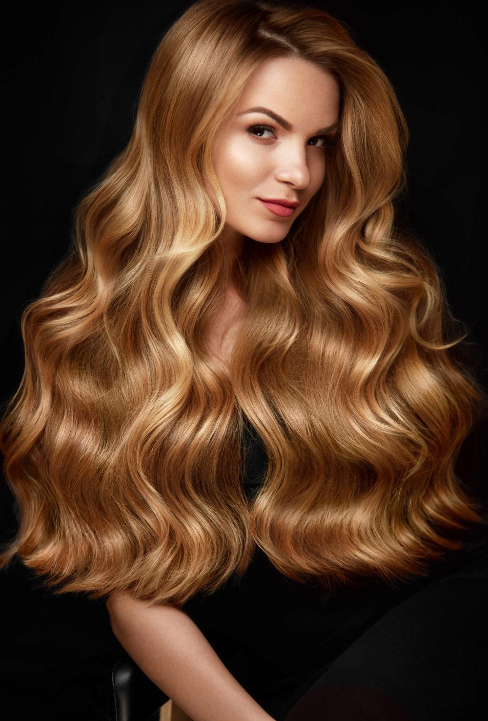 Flaxen Strawberry Blonde haar, een van de beste kleuren voor mensen met een getinte huid