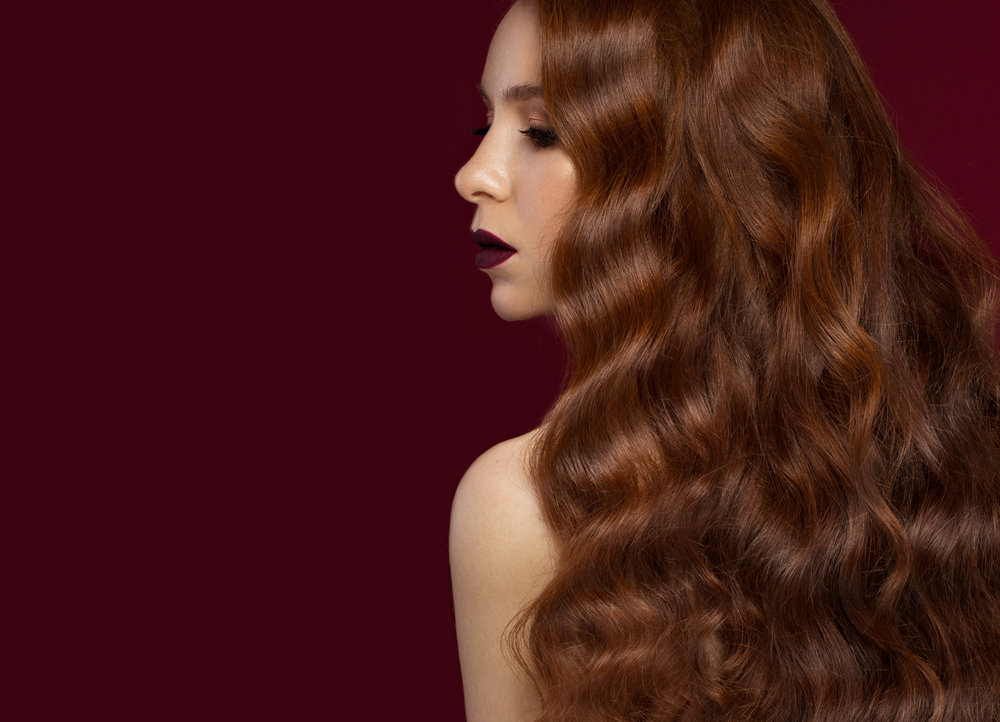 Roundup van de beste haarkleuren voor rood haar met een vrouw met Medium Chestnut