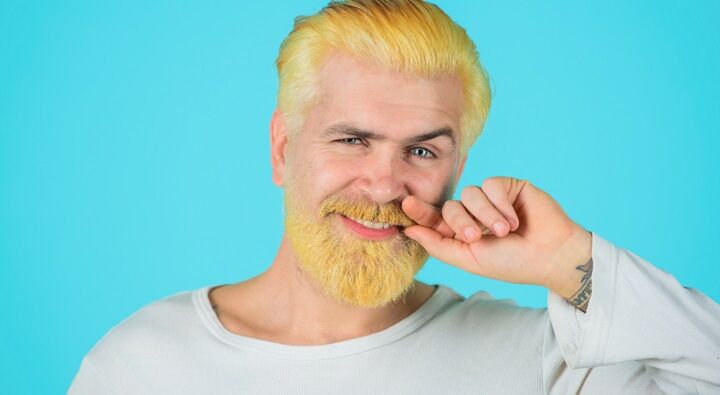 Man met gebleekte baard en glimlachend haar