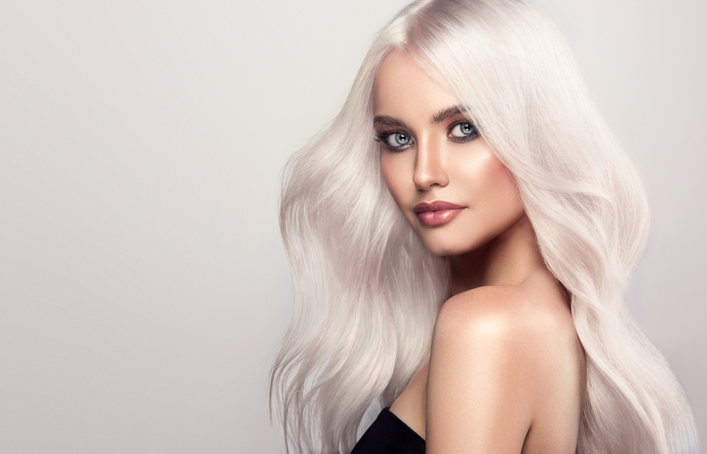 Cool Icy Platinum Blonde voor de beste haarkleur voor mensen met grijze ogen