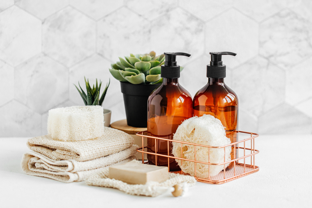 Shampoo flessen en zeep in een douche caddy zittend op een tafel