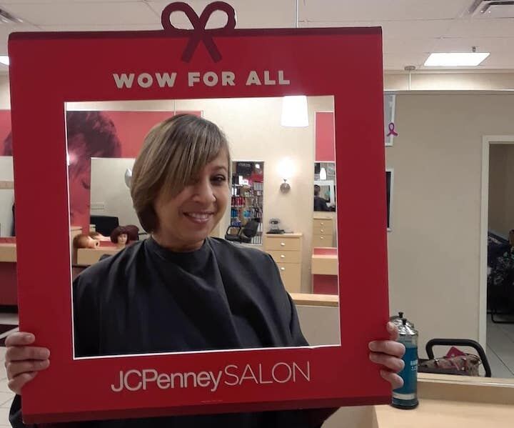 Klant in JCPenney kapsalon die een cadeaulijstje vasthoudt