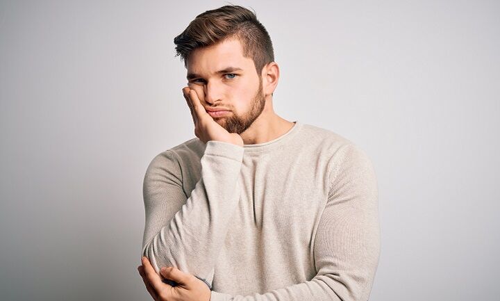 Bezorgde jonge man met baard