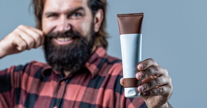 Man met een tube conditioner