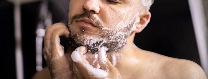Man die zijn baard wast