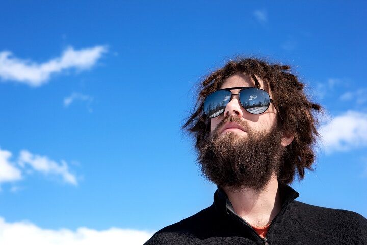 Man met rommelig haar en baard