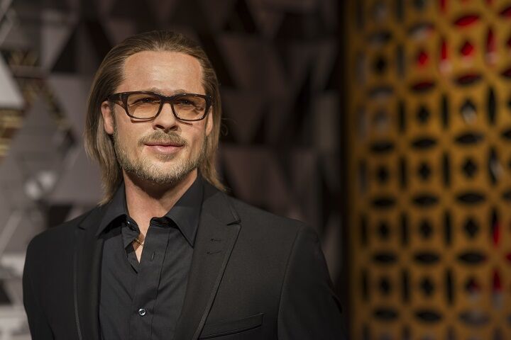 Brad Pitt met een bril in een zwart pak