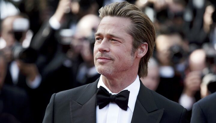 Brad Pitt in een pak met stropdas