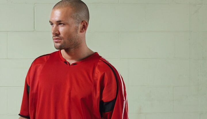 Man in een rood shirt met atletisch kapsel